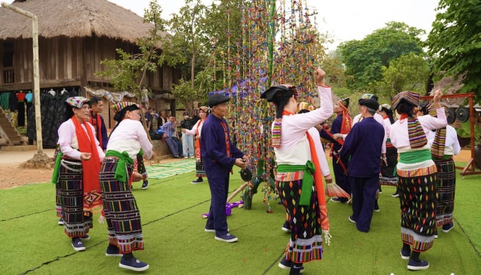 タイの人々が綿の木の下で幸運を祈る独特の儀式