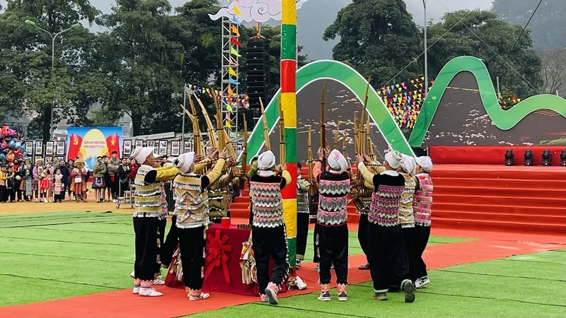 Das Gau Tao-Festival des H'Mong-Volkes in Yen Bai wird zum nationalen immateriellen Kulturerbe