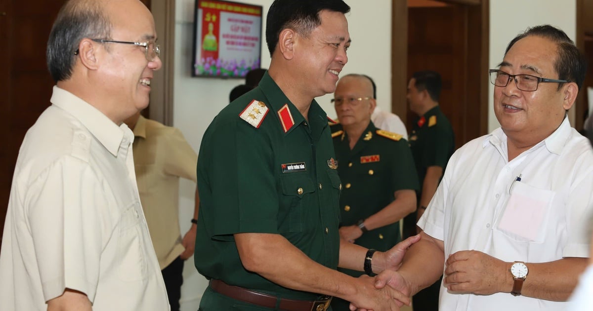 Military Region 7 meets with retired and retired senior military officers