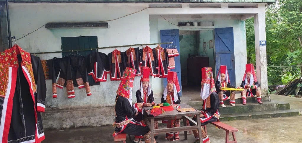 L'artisan Dieng Chong Senh enseigne la broderie de costumes traditionnels aux femmes Dao de la commune de Quang Son.