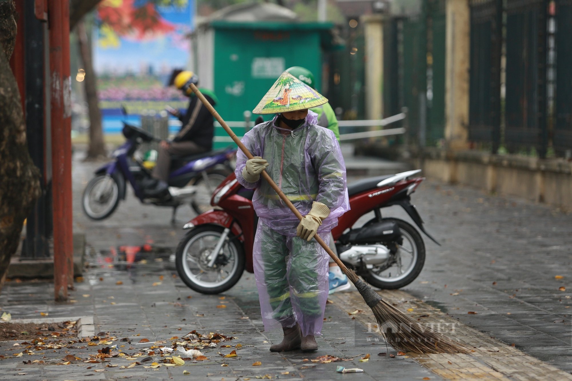 Người dân mặc áo mưa, trùm khăn kín mít co ro đi làm dưới trời lạnh “cắt da cắt thịt” - Ảnh 14.