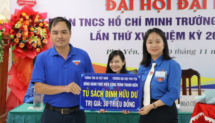 Agencia de Noticias de Vietnam Jóvenes presentaron dispositivos inteligentes a estudiantes en la zona montañosa de Phu Yen