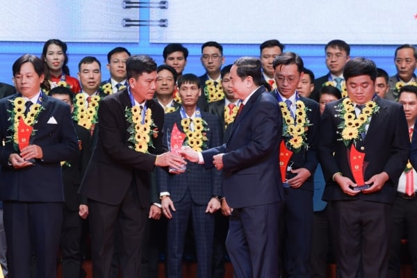 La Confédération générale du travail du Vietnam félicite 95 membres exemplaires du parti