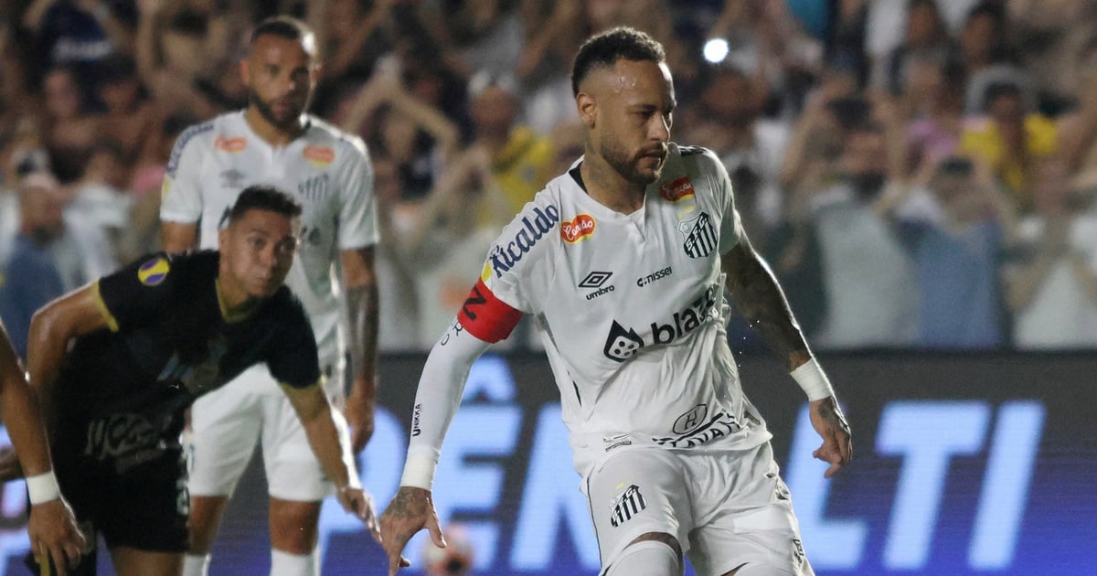 Criticized for being out of date, Neymar scores first goal since returning to Brazil