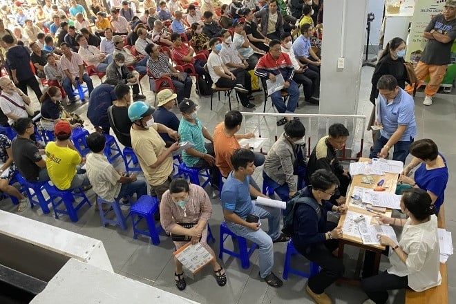 Führerscheinwechsel in HCMC: Draußen im Kreis anstellen, um 7 Uhr ist die Schlange voll