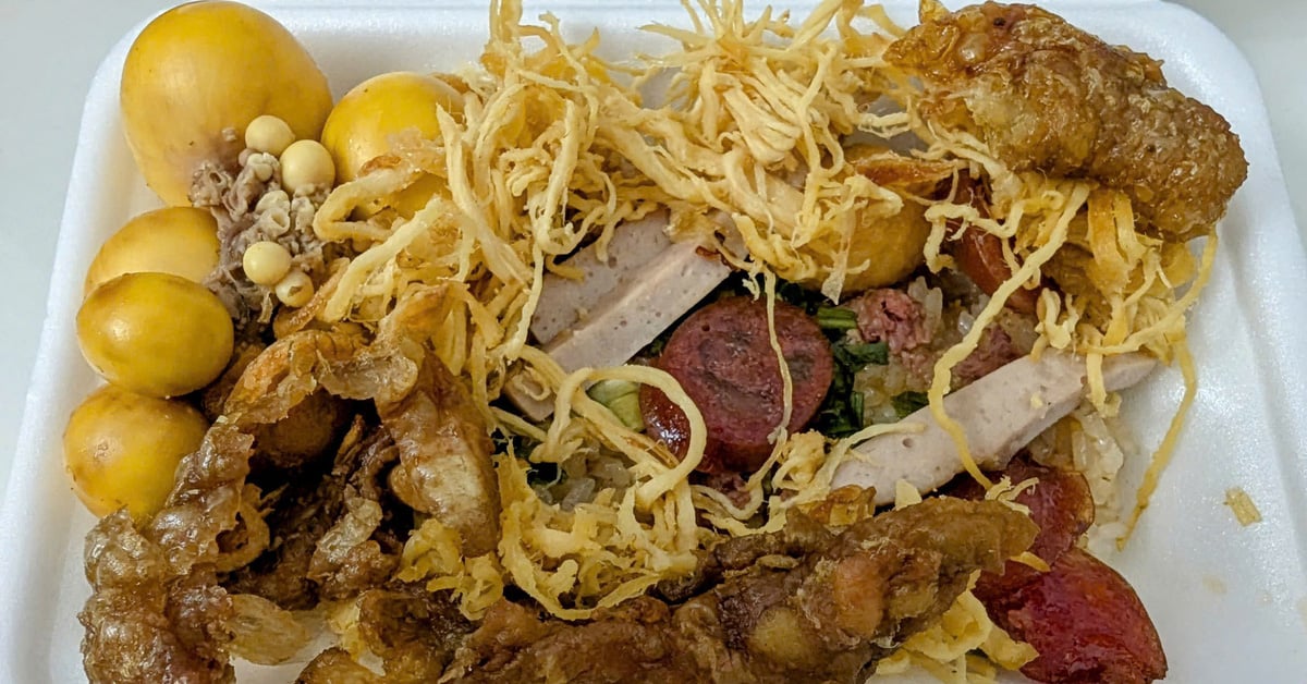 El arroz glutinoso con pollo se vende en el mercado de Tan Dinh desde hace 20 años y los huevos fritos con piel de pollo vuelven loco a Tran Thanh