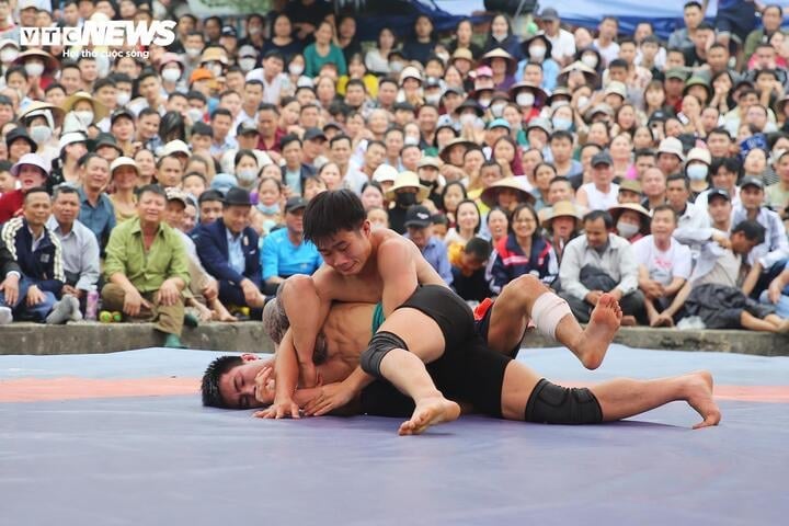 Dù là cao thủ trên sàn đấu MMA nhưng khi vào sới vật làng, Phạm Văn Nam cũng chỉ là "tay mơ" so với đối thủ.