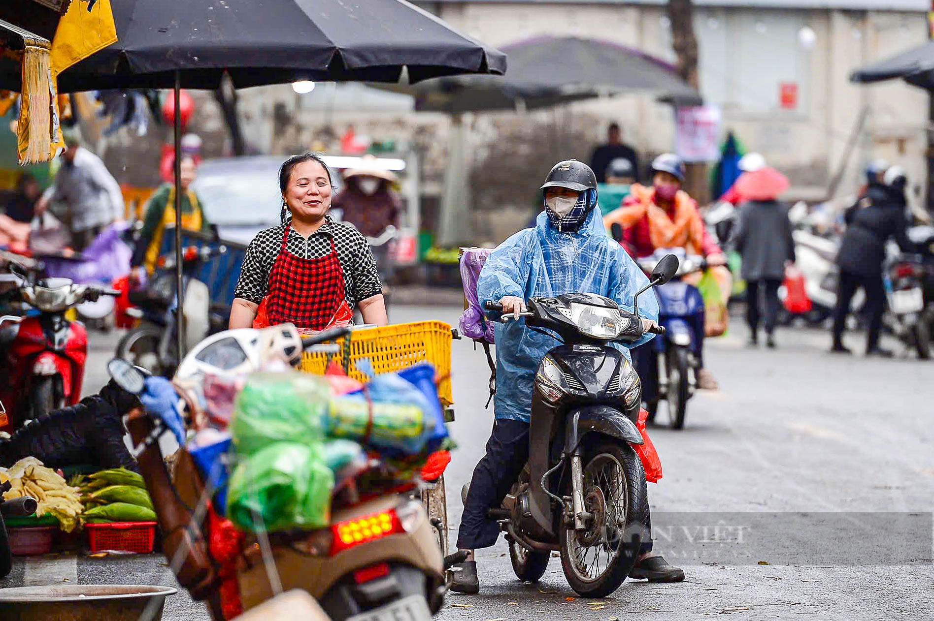 Người dân mặc áo mưa, trùm khăn kín mít co ro đi làm dưới trời lạnh “cắt da cắt thịt” - Ảnh 7.