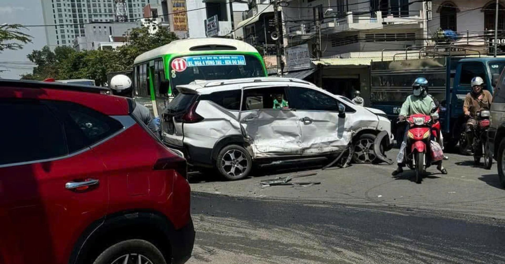 Ô tô con 'phóng như bay' gây tai nạn liên hoàn ở Đồng Nai