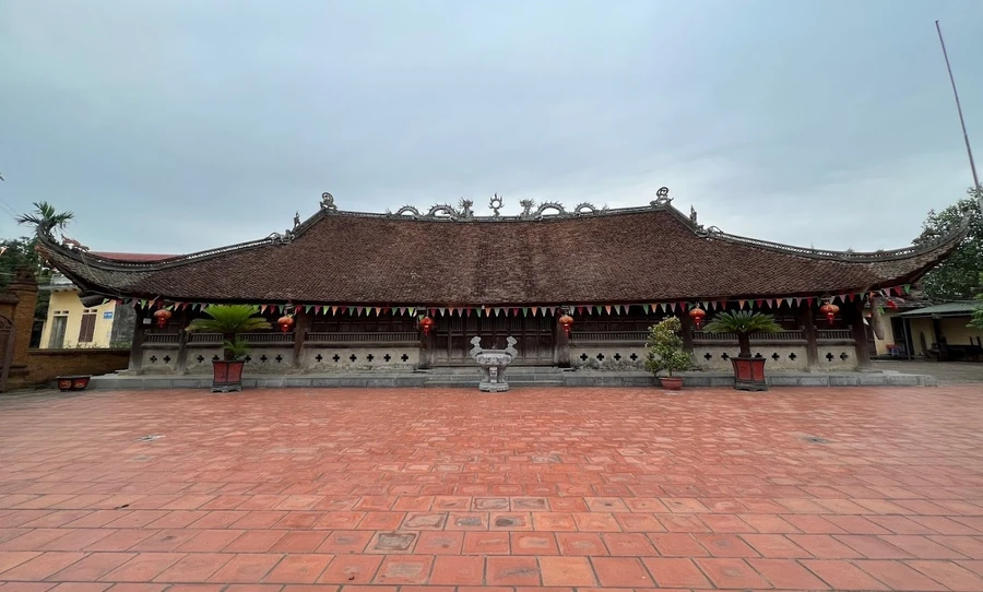 Kulturerbe des Gemeindehauses von Tuong Phieu: Anzünden von Fackeln, um dem Heiligen Tan den Weg zur Rückkehr in die Berge zu erleuchten