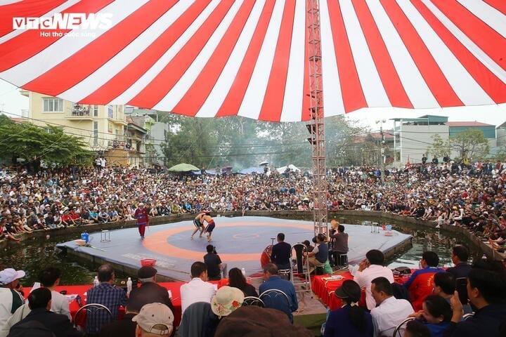 Chi Dong wrestling arena (Me Linh, Hanoi) is a famous place for traditional wrestling. The unique wrestling arena with a surrounding moat is always packed with villagers and tourists during the festival season on the occasion of the full moon of January every year.