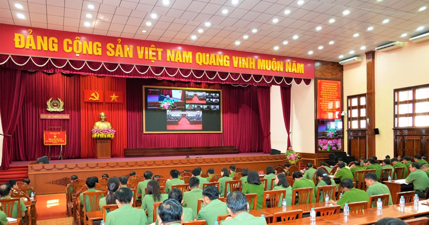 13 líderes y comandantes de la policía provincial de Hau Giang pidieron la jubilación anticipada