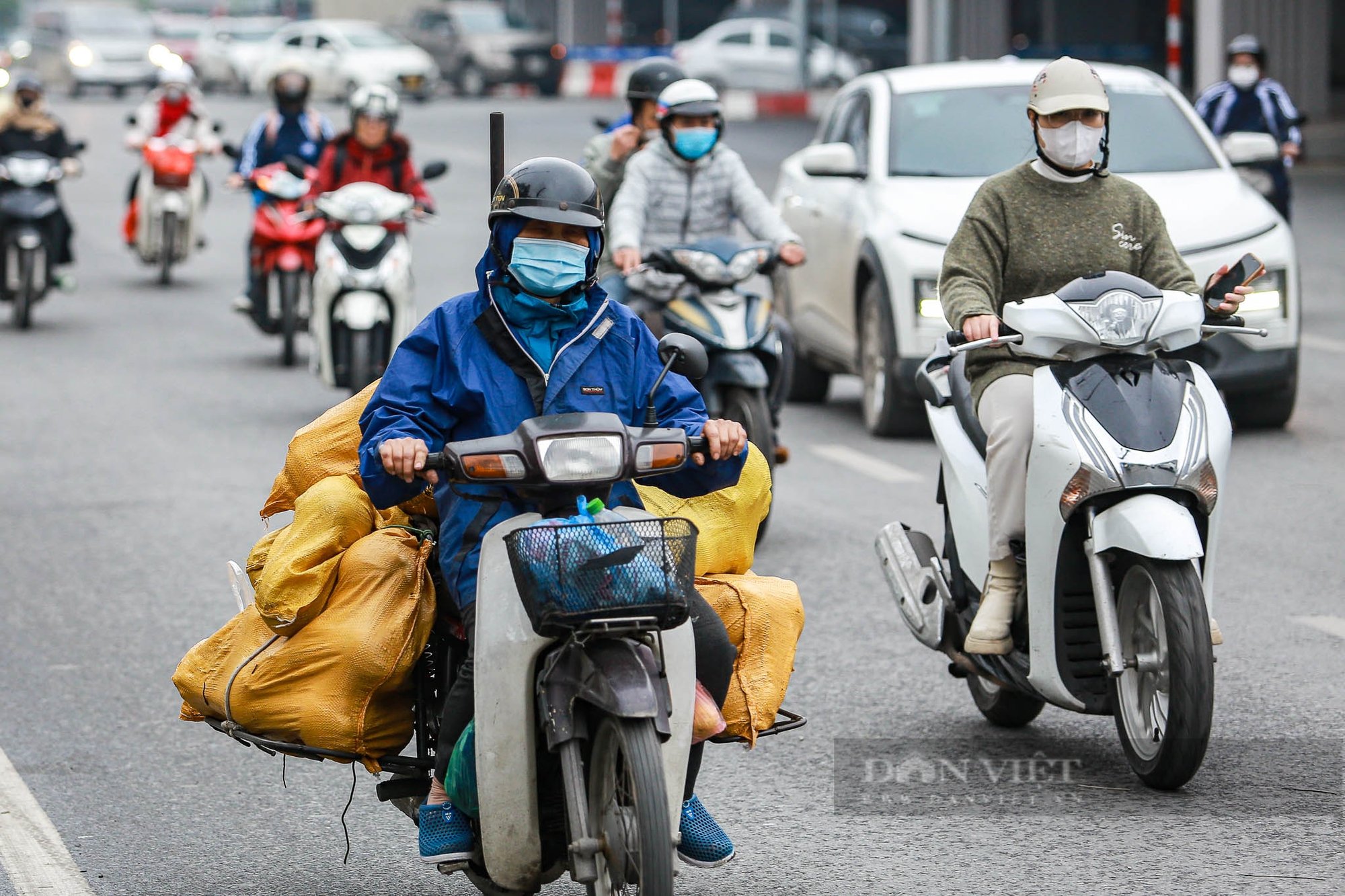 Người dân mặc áo mưa, trùm khăn kín mít co ro đi làm dưới trời lạnh “cắt da cắt thịt” - Ảnh 13.