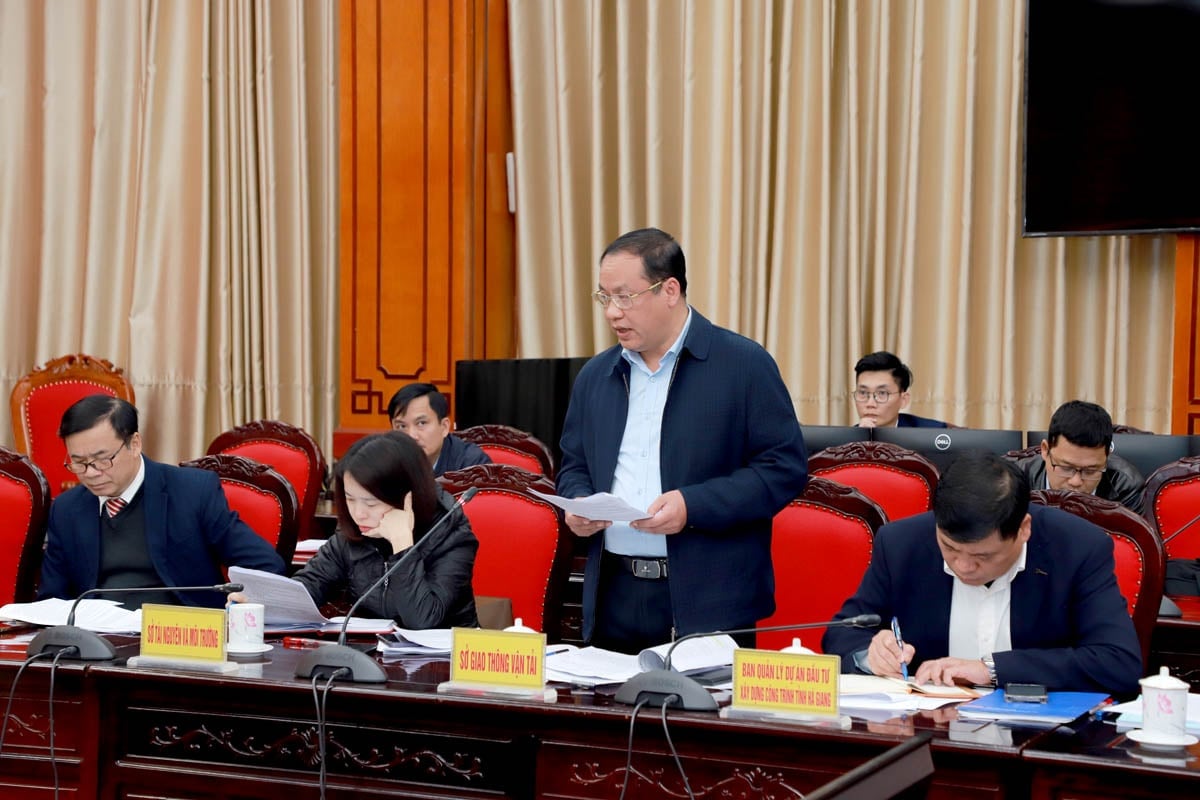 Director of the Department of Transport Le Minh Duc reported on the draft investment plan for the Tuyen Quang - Ha Giang Expressway Project, Phase 2.