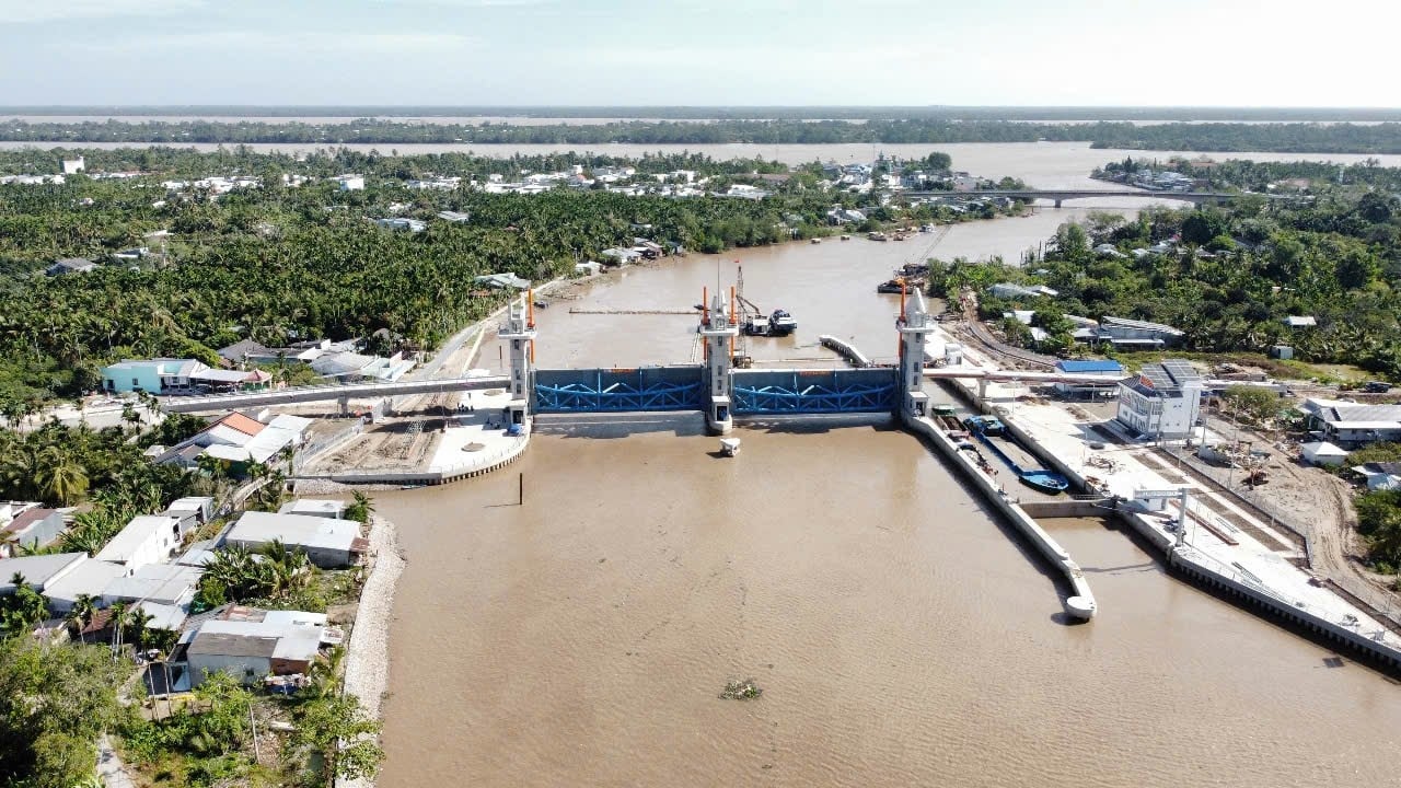 Công trình cống quy mô 501 tỷ đồng vừa hoàn thành, nông dân ở tỉnh Sóc Trăng đỡ lo hạn mặn trong mùa khô 2025 - Ảnh 3.