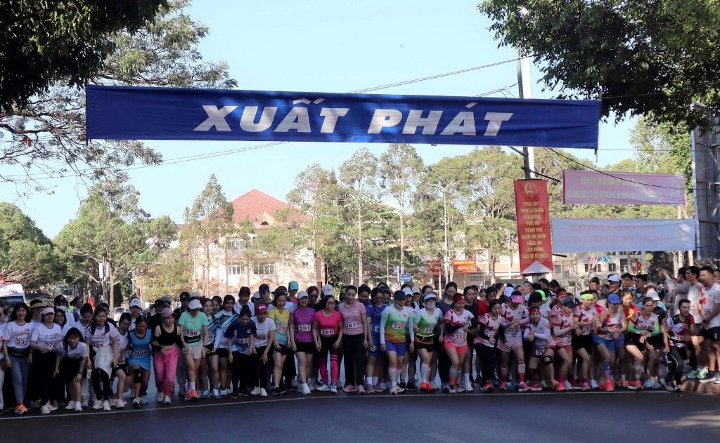 La 42e course de cross-country provinciale de Dak Lak célèbre le 50e anniversaire du jour de la libération de Buon Ma Thuot