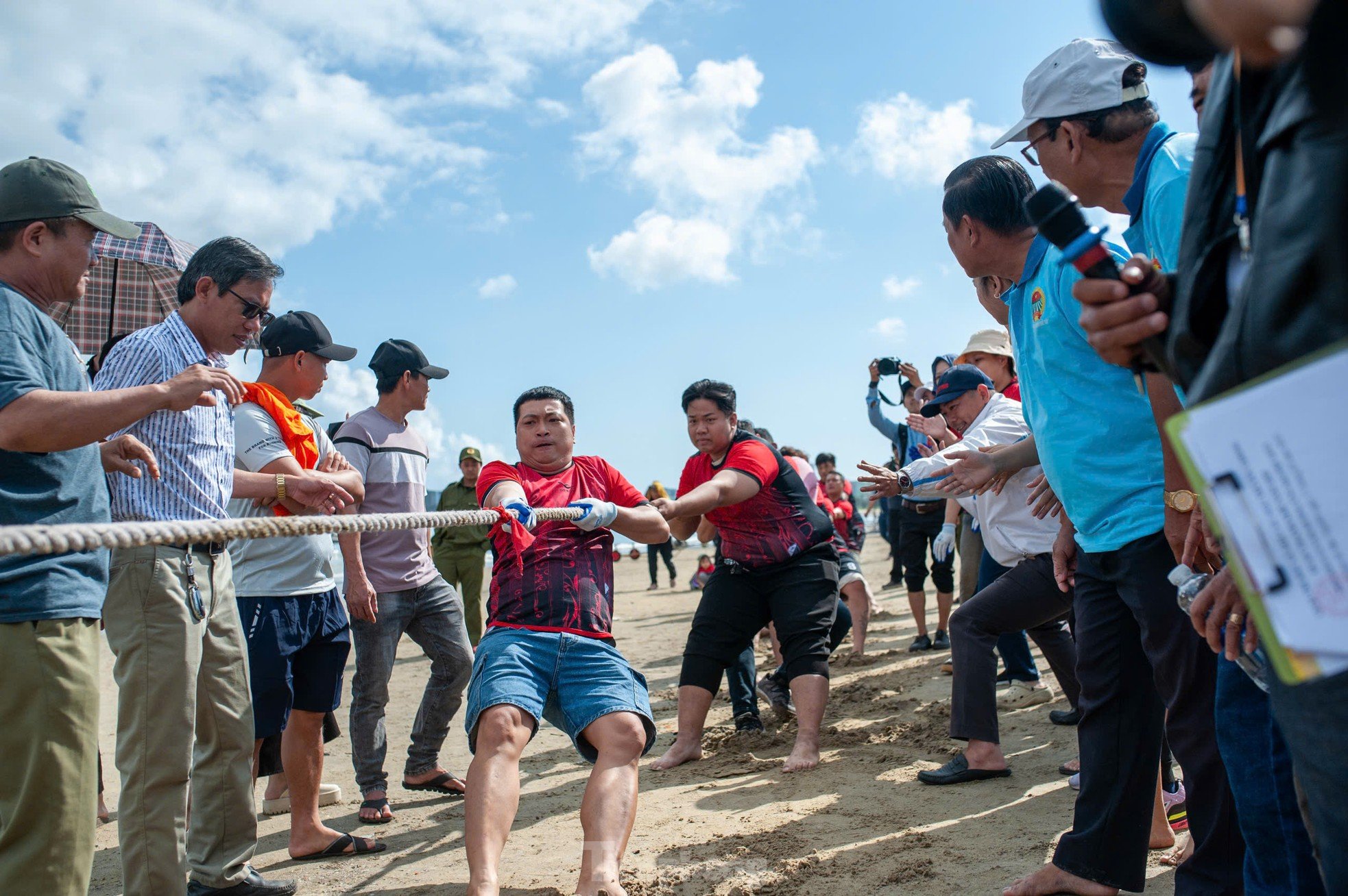 Características especiales del festival Cau Ngu de la gente de la zona costera de Da Nang foto 22