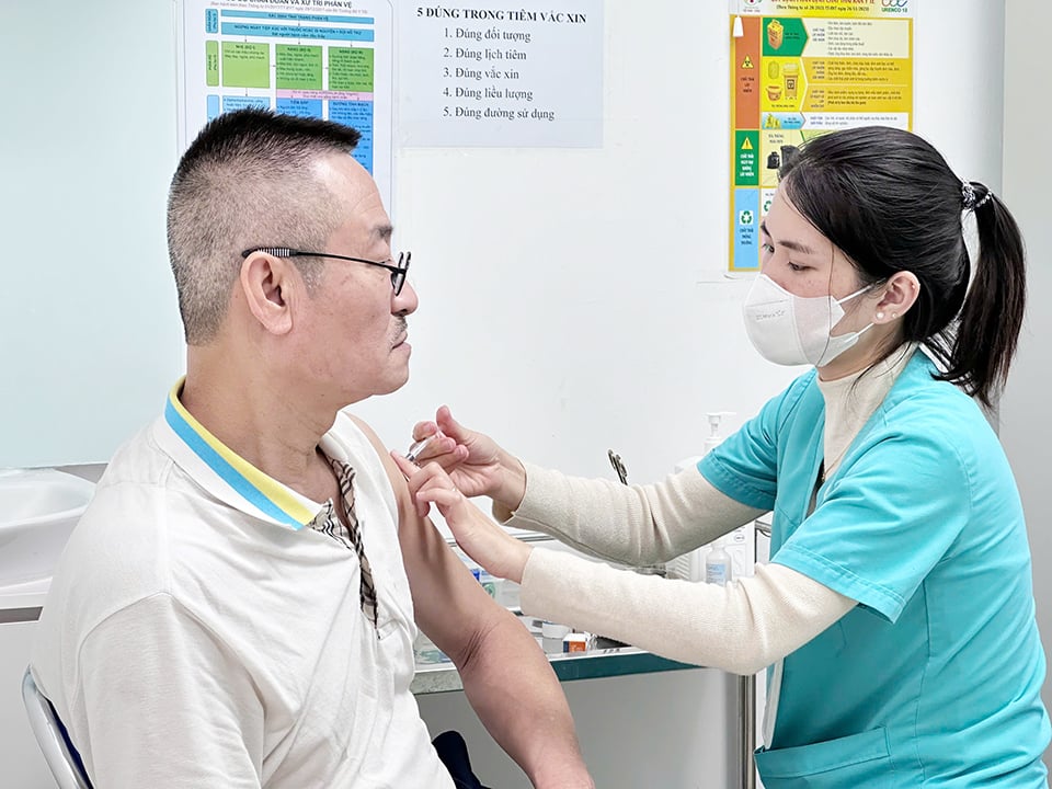 Les gens viennent se faire vacciner à l'hôpital de l'amitié Vietnam-Cuba.