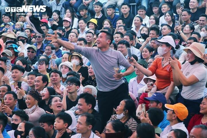 Spectators directly give gifts to wrestlers by throwing money into the wrestling ring. This is one of the interesting features of village wrestling festivals in many localities.