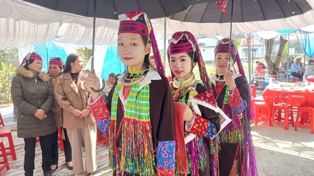 Costume traditionnel des filles Dao Thanh Y