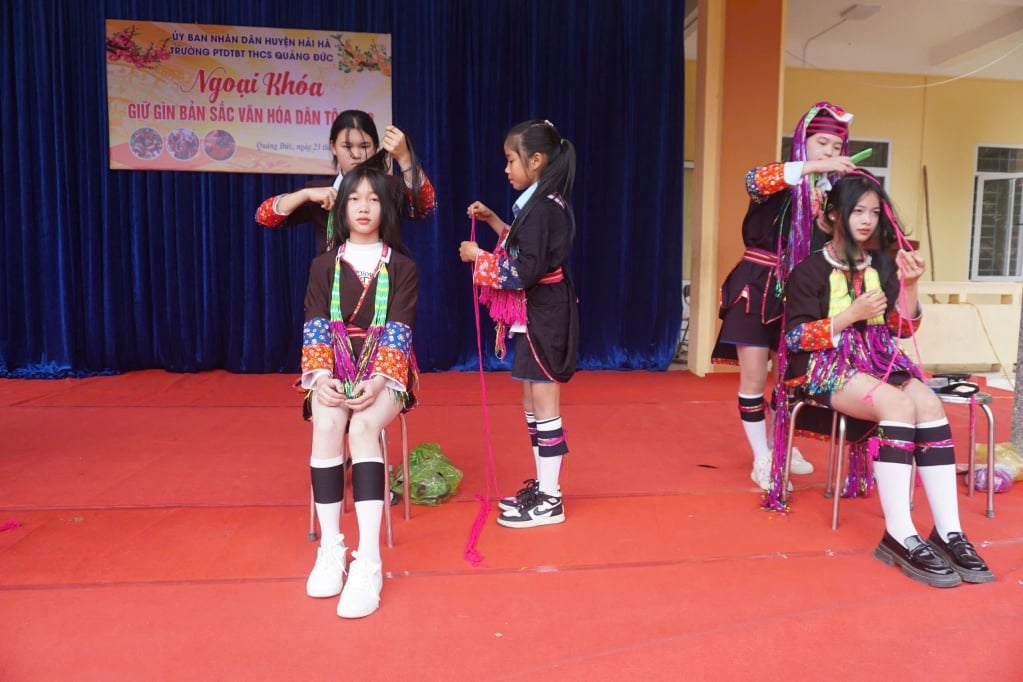 Concours de consultation capillaire traditionnelle du peuple Thanh Dao dans le cadre du programme parascolaire de l'école secondaire Quang Duc pour les minorités ethniques