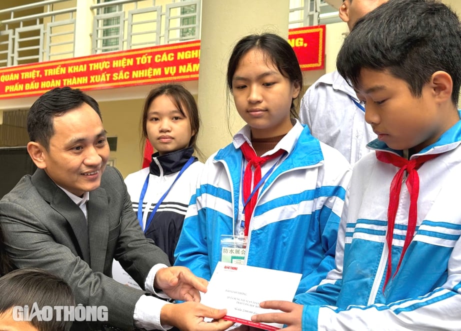 Traffic Newspaper awards 42 scholarships to children of traffic accident victims in Ninh Binh, photo 1