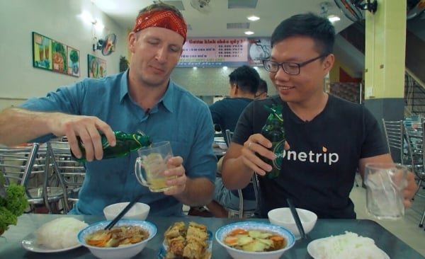 Les touristes occidentaux boivent un bol de sauce de poisson lorsqu'ils goûtent pour la première fois des vermicelles vietnamiens au porc grillé