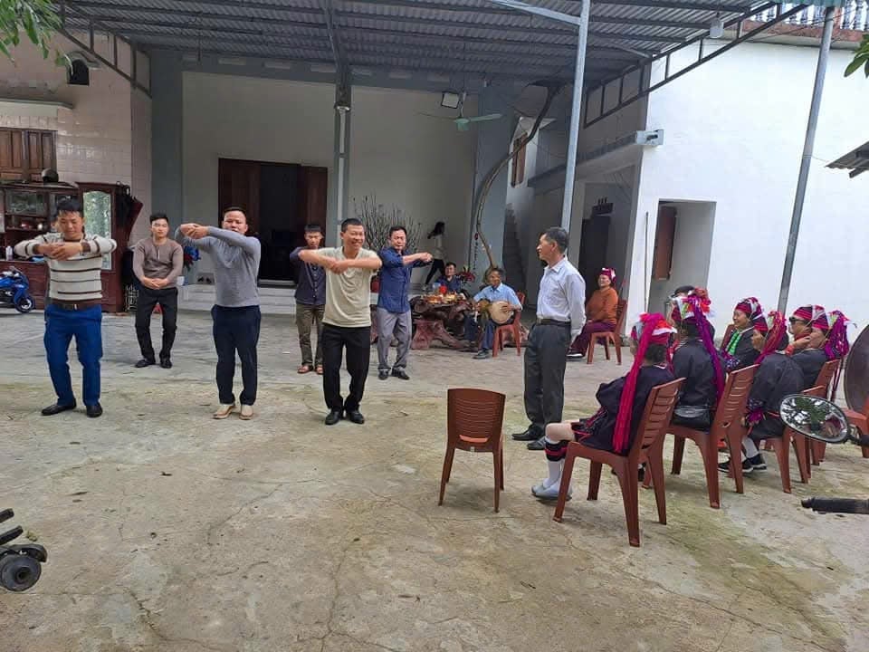 Les gens viennent chez M. Phùn Hợp Sếnh pour apprendre les rituels chamaniques.