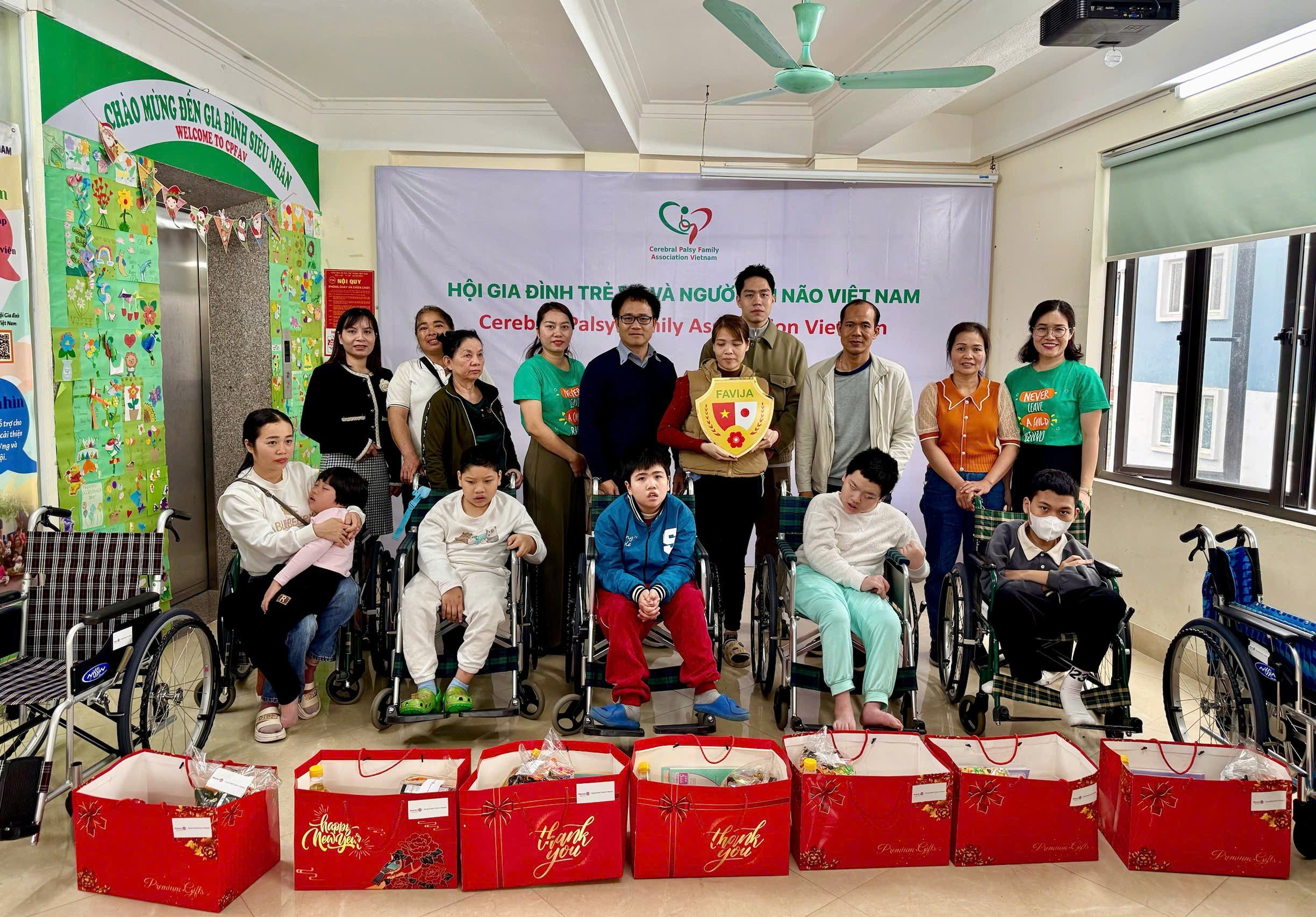 Japanese students donate wheelchairs to disabled Vietnamese people