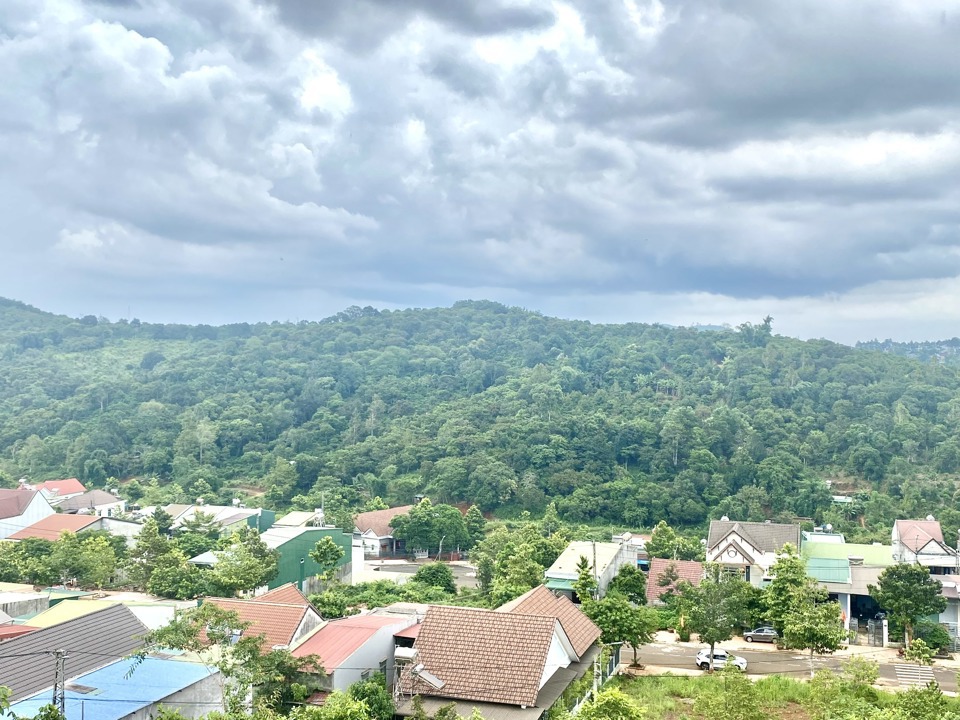 El área de terreno del Proyecto de Nueva Área Urbana, Grupo 4, Nghia Duc, está ubicada cerca de la zona residencial del barrio de Nghia Duc, ciudad. Gia Nghia, provincia de Dak Nong.