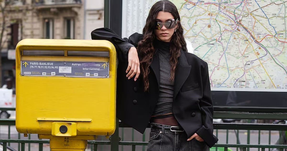 Los jeans negros tienen una forma ideal, adecuada para mujeres.