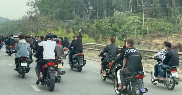 Umgang mit einer Gruppe „barhäuptiger“ junger Männer, die in einer Reihe auf der Autobahn Motorräder fahren