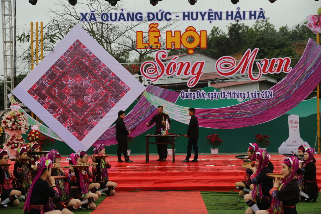 Pratique de la cérémonie d'initiation du Dao Thanh Y au festival Song Mun, commune de Quang Duc, mars 2024