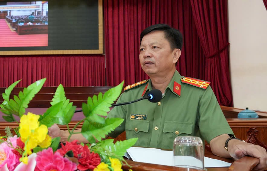 Le colonel Huynh Viet Hoa, directeur de la police provinciale de Hau Giang, a parfaitement saisi les politiques, les exigences, les tâches, les régimes et les politiques et a encouragé les réflexions des officiers et des soldats de la police provinciale dans le processus de mise en œuvre de l'organisation et de la rationalisation de l'appareil. Photo : Police de Hau Giang