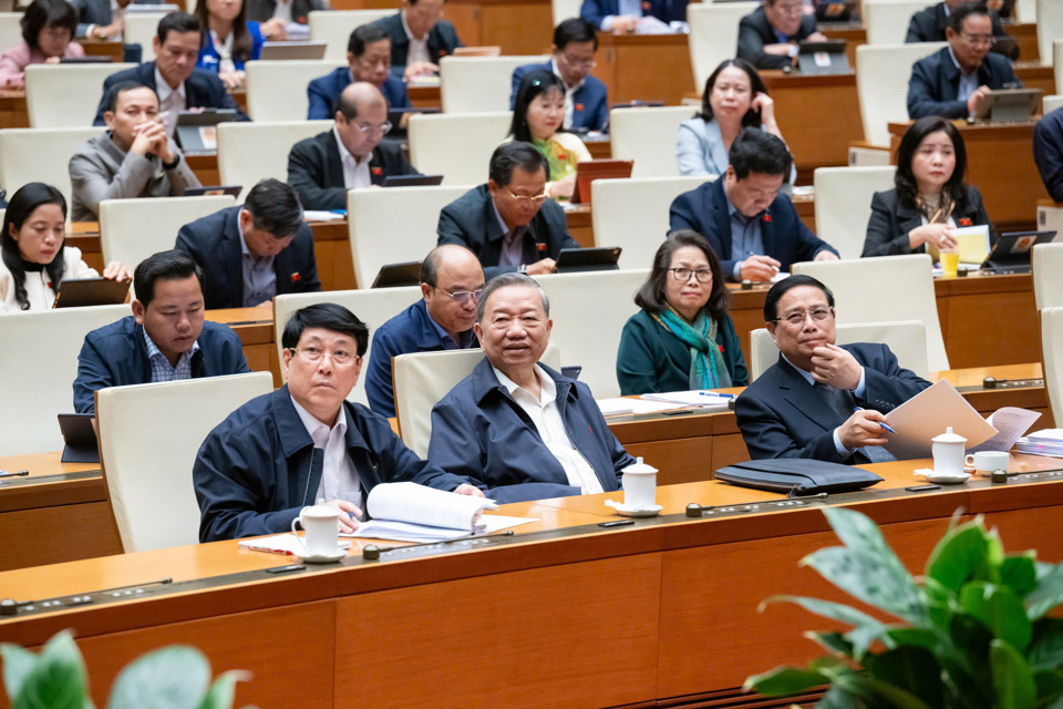 2月17日午前の討論会に参加する国会議員たち - 写真：Media.quochoi.vn