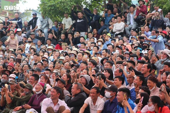 To get the ideal seats, people have to come and fight for seats about 2 hours in advance. As the day goes on, there are more and more interesting matches with the participation of famous wrestlers.