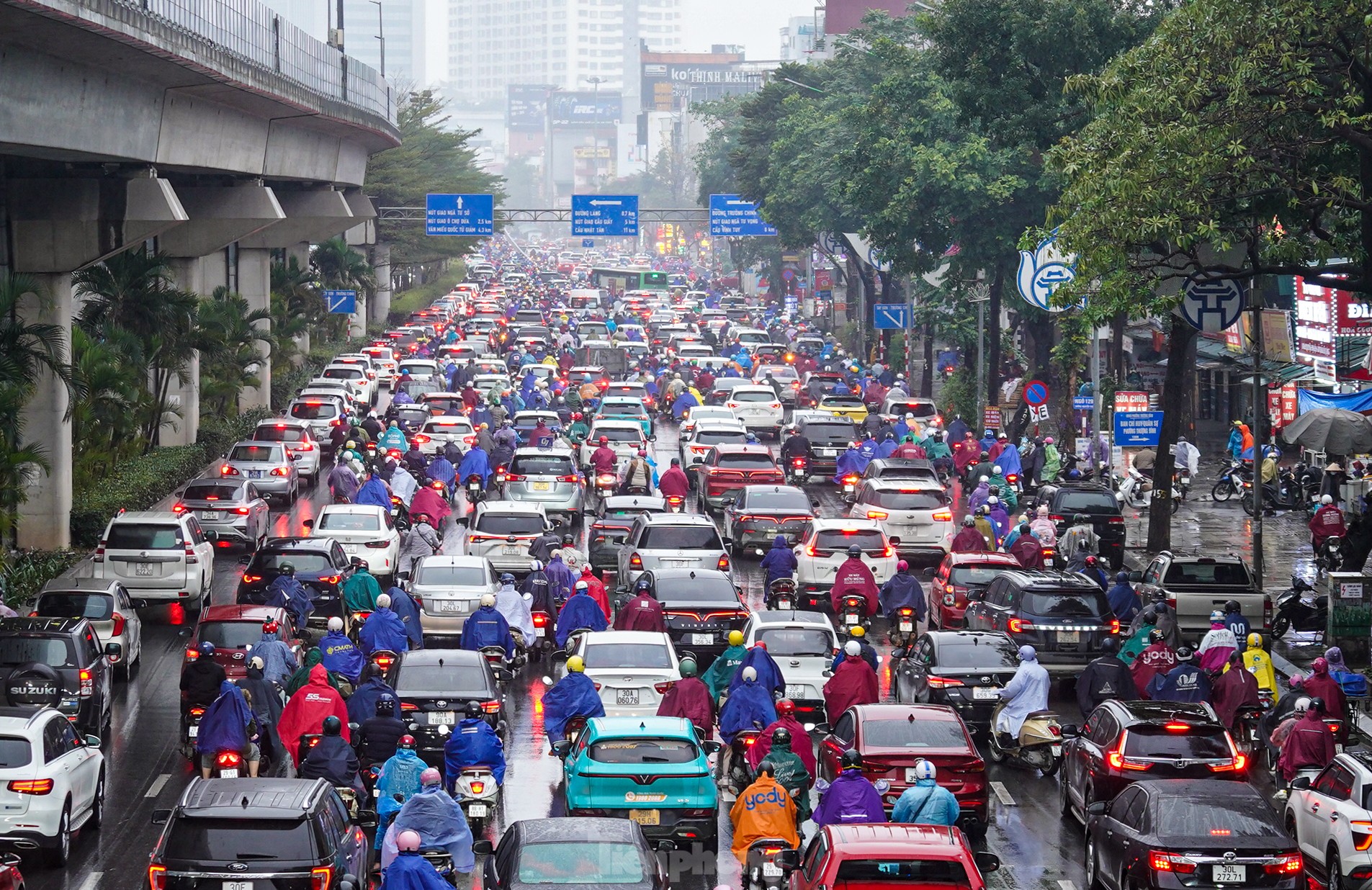 El clima húmedo, brumoso y lluvioso provoca caos en el tráfico en Hanoi (foto 4)