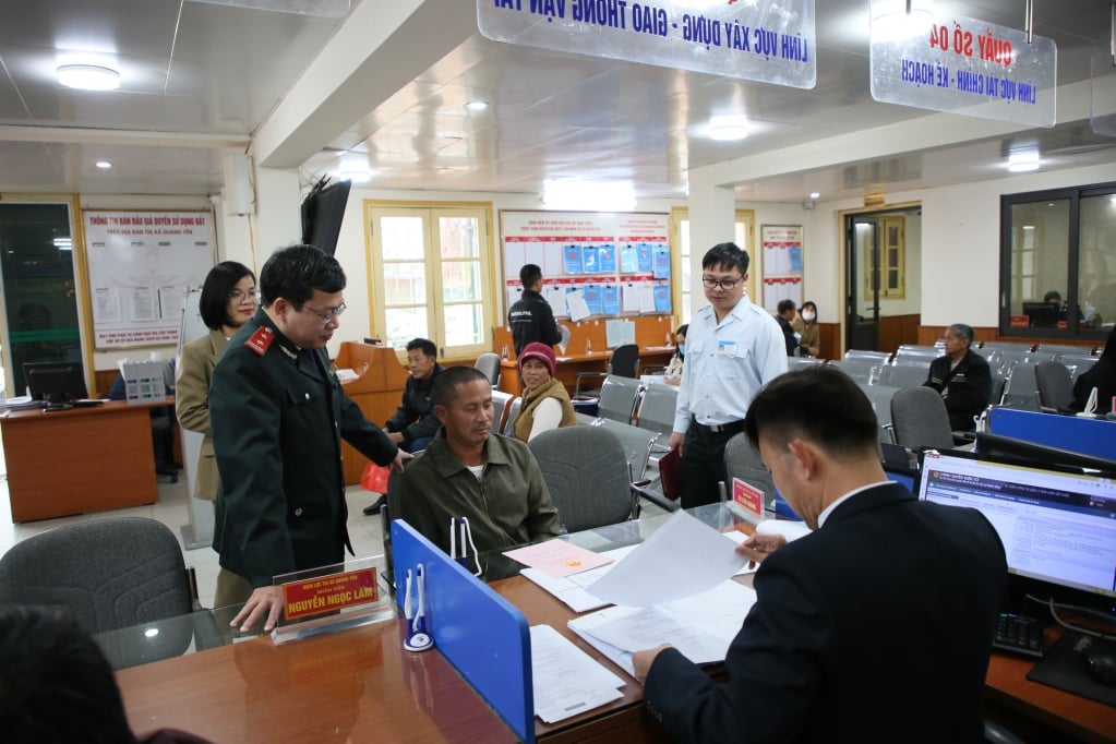 L'équipe d'inspection du ministère de l'Intérieur a inspecté les activités de la succursale du centre de services de l'administration publique de la ville de Quang Yen. Photo : Song Ha