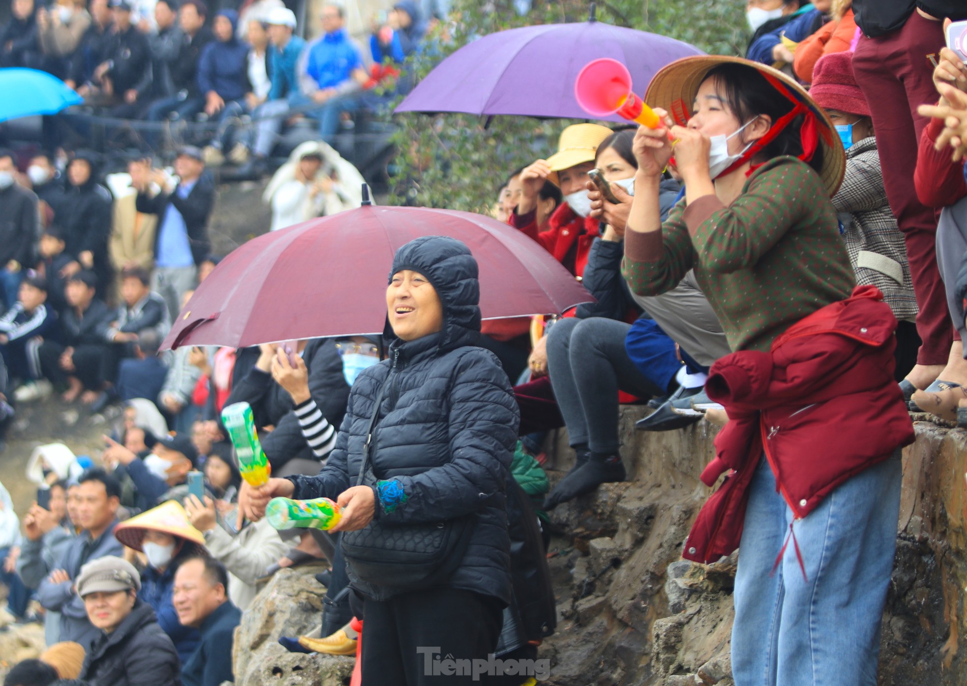 Decenas de miles de personas se encontraban en la orilla del río animando la singular carrera de botes dragón. Foto 17