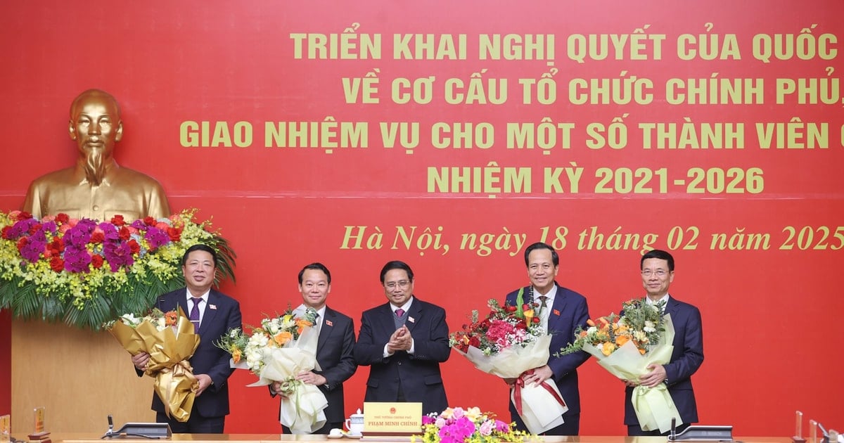 Le Premier ministre Pham Minh Chinh attribue des tâches aux membres nouvellement nommés du gouvernement.