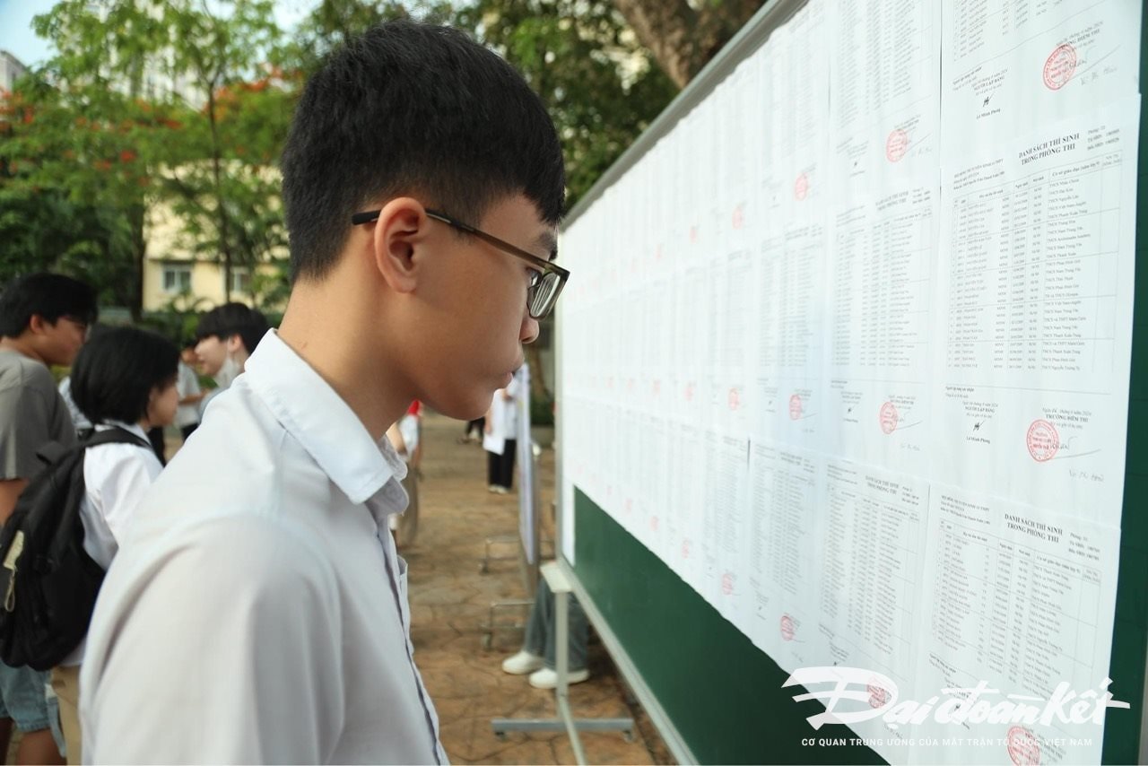 Candidats passant l'examen d'entrée en 10e année dans les écoles publiques de Hanoi pour l'année scolaire 2024-2025.