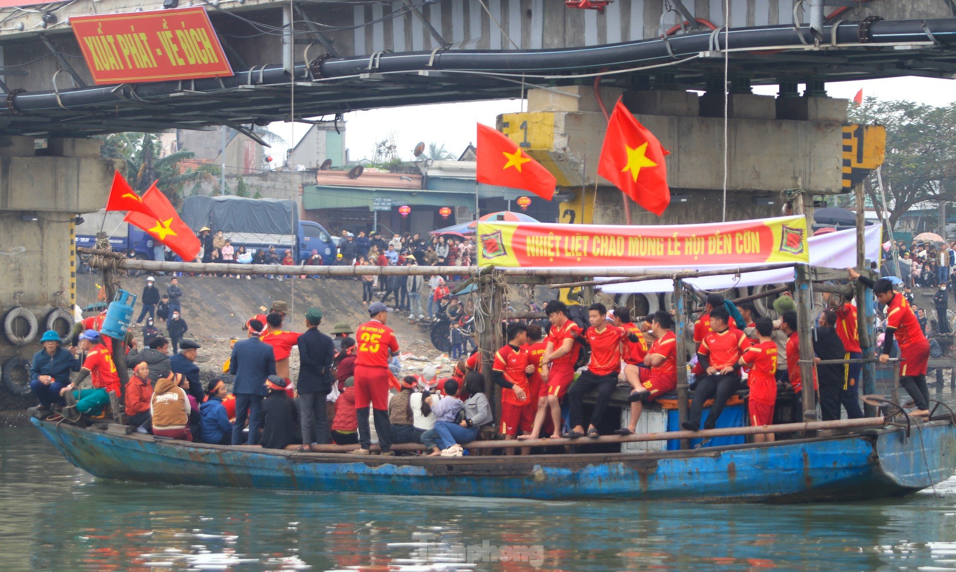 Decenas de miles de personas se encontraban en la orilla del río animando la singular carrera de botes dragón. Foto 21