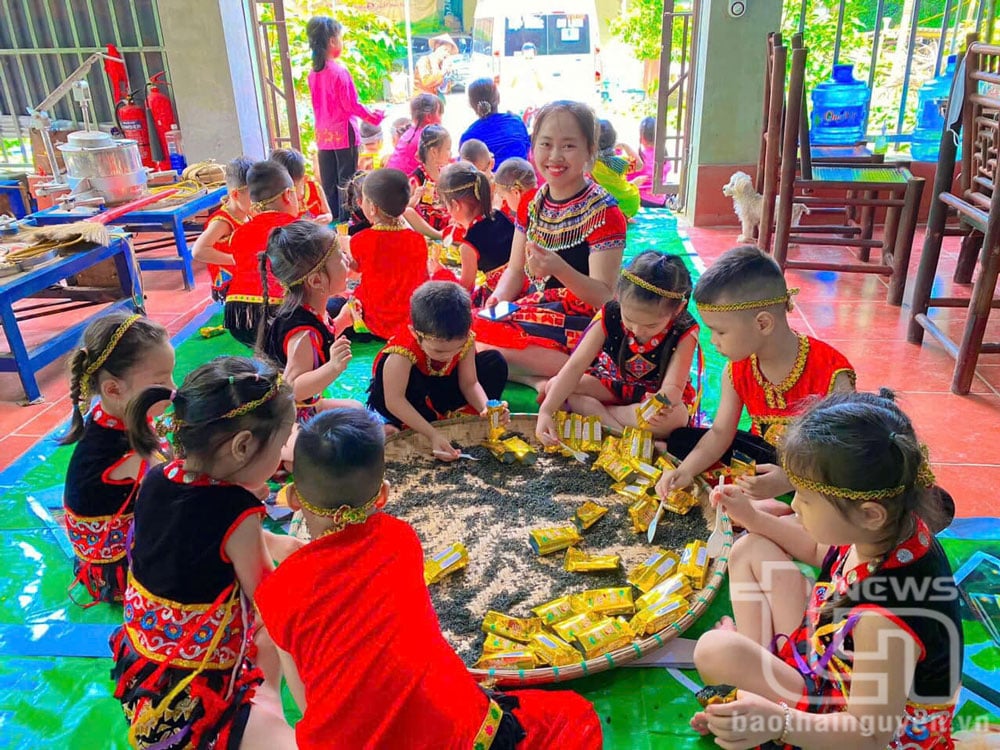 Các em nhỏ thích thú, hào hứng khi được tự tay đóng gói chè.