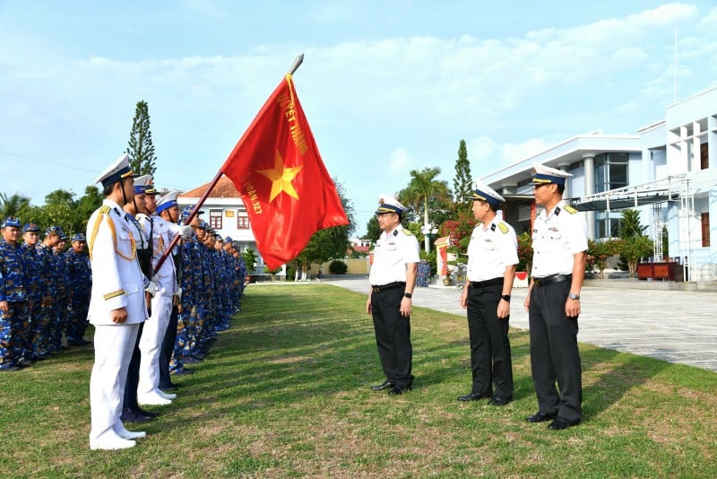 Đại tá Trịnh Xuân Tùng (thứ 3 từ phải qua) kiểm tra công tác luyện tập đội ngũ tại Lữ đoàn 127.