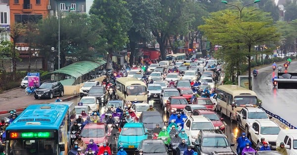 Nồm ẩm, trời mù kèm mưa khiến giao thông Hà Nội rối loạn