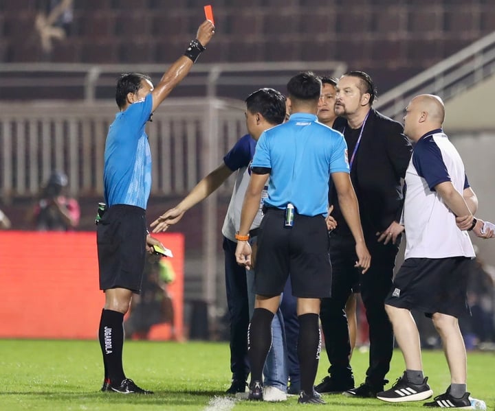 El señor Le Vu Linh mostró injustamente una tarjeta roja al entrenador Popov.