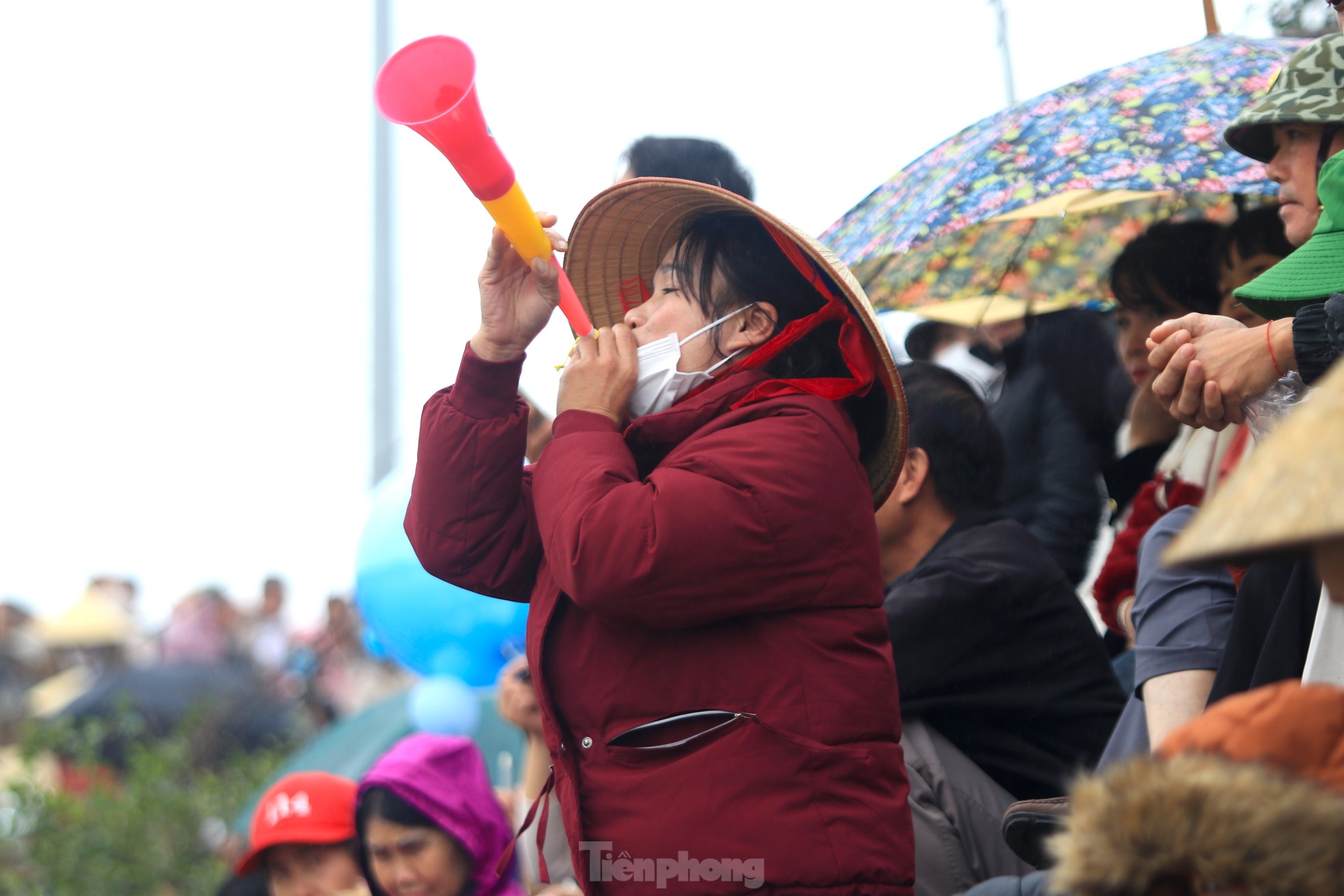 何万人もの人々が川岸に立ってユニークなドラゴンボートレースを応援した写真16