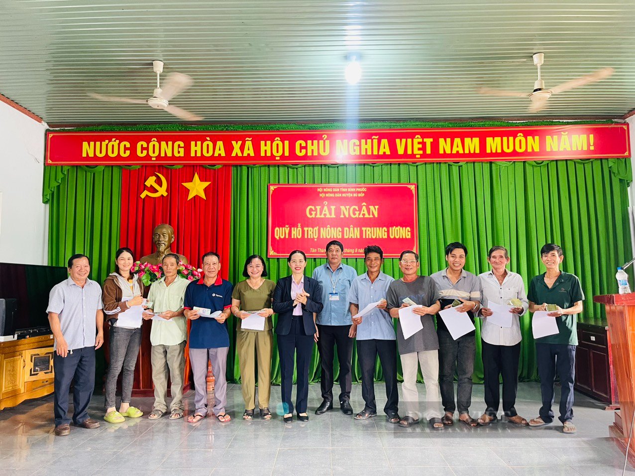 Nông dân Bình Phước không chỉ vay vốn để thoát nghèo, còn làm giàu cho địa phương - Ảnh 1.