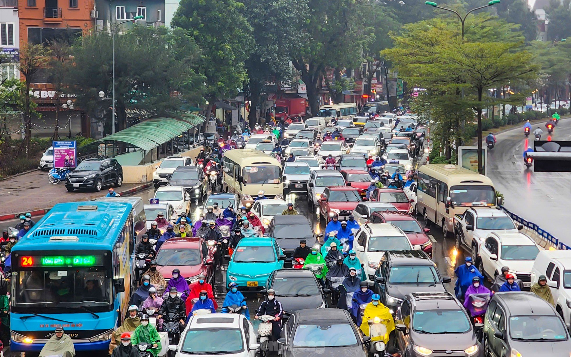 El clima húmedo, brumoso y lluvioso provoca caos en el tráfico en Hanoi (foto 6)