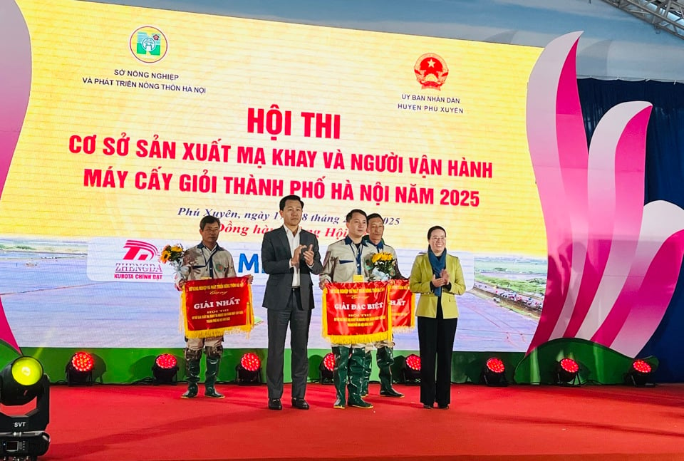 Đầu xuân về huyện ngoại thành Thủ đô xem nông dân thi đua lái máy cấy trên cánh đồng 